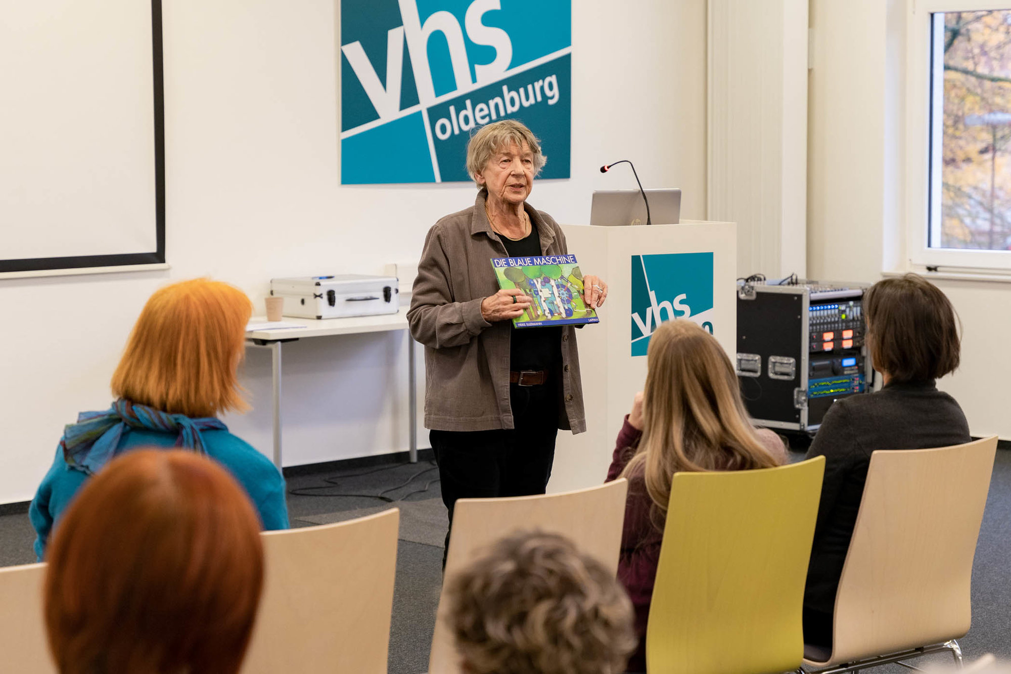 Heike Ellermann präsentiert ihren Bilderbuchklassiker „Die blaue Maschine“