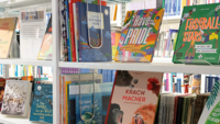 Die Bücher der "Bücherbox" im Regal der Bibliothek