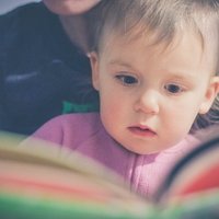 einem Kleinkind wird vorgelesen