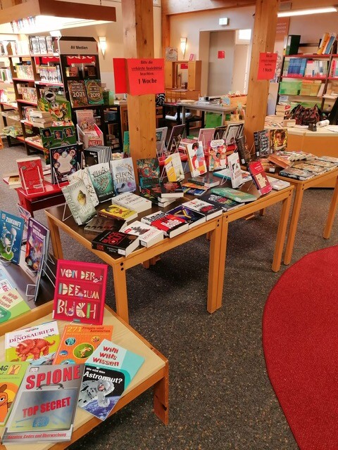 Büchertische in der Schulbibliothek