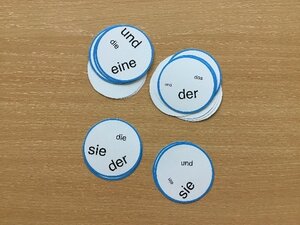 Karten des Spiels "Wort-Doppel" auf einem Tisch.