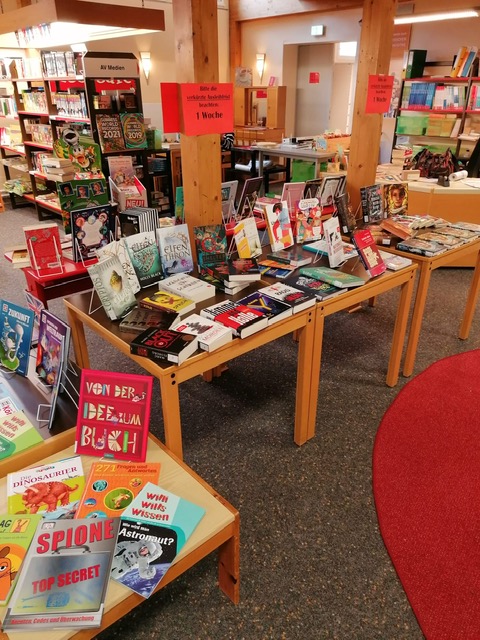 Büchertische in der Schulbibliothek