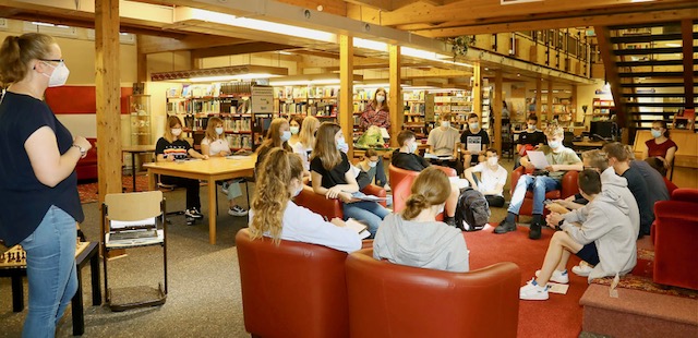 Schüler:innen lesen in Sitzgruppen