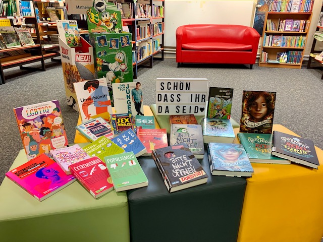 Büchertisch zu aktuellen Themen