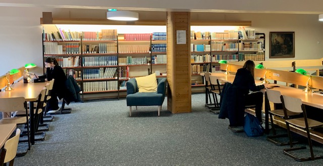 Arbeitsplätze in der Bibliothek