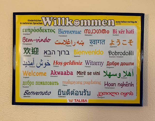 Willkommenstafel in vielen Sprachen