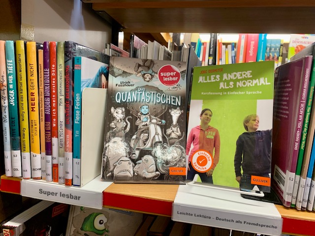Bücherregal "Super lesbar" und "Leichte Lektüre"
