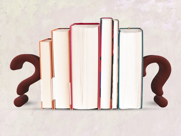 Zwei Fragezeichen stützen einige Bücher
