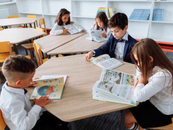 Kinder lesen in der Schule